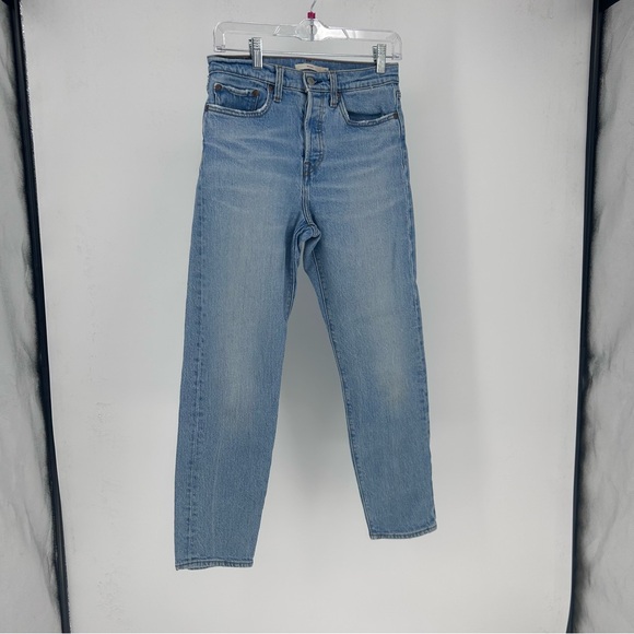 Levi's Wedgie Straight Leg Jeans Light Wash High Rise Button Fly  Size 27 - Picture 1 of 7